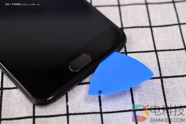 屏幕真的装反了?一加5真机拆解 寻找真相