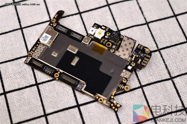 屏幕真的装反了?一加5真机拆解 寻找真相