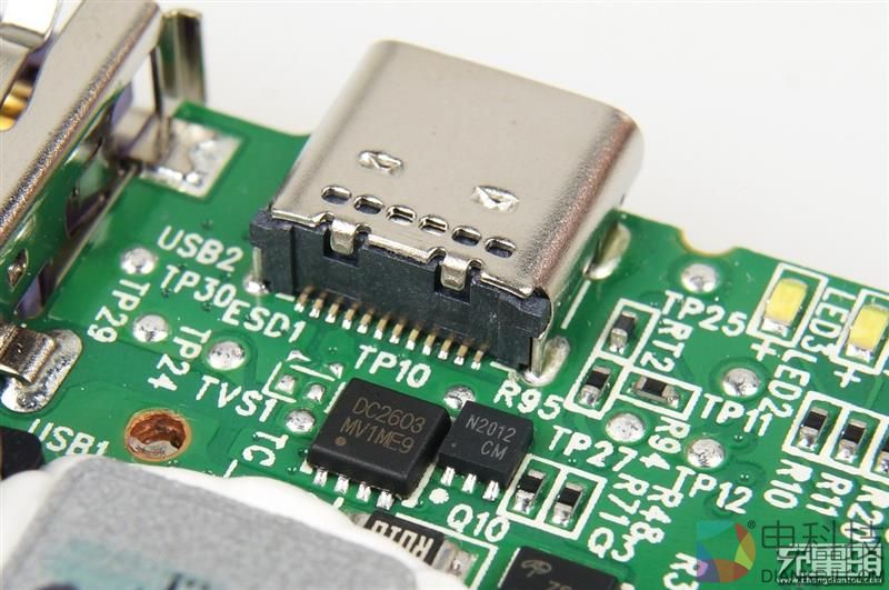 拆解华为用料做好的移动电源：赏心悦目