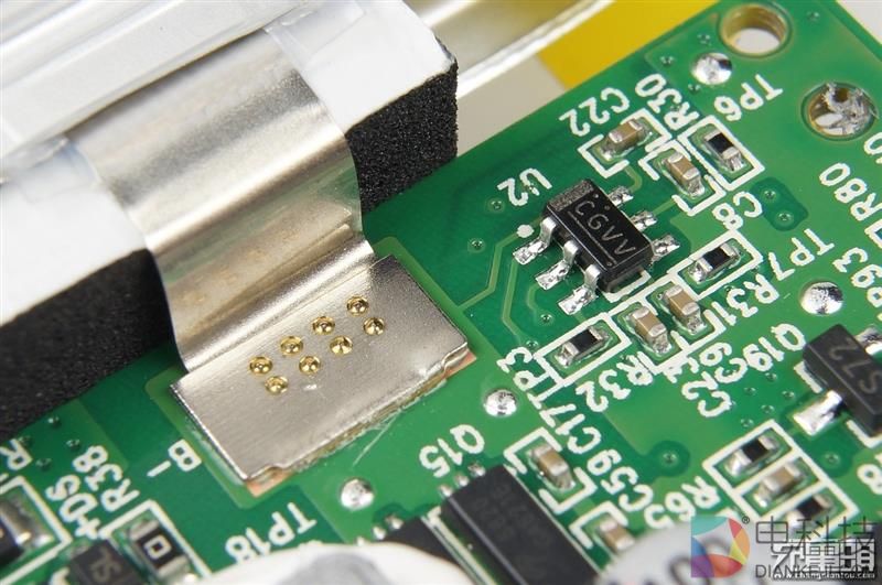 拆解华为用料做好的移动电源：赏心悦目