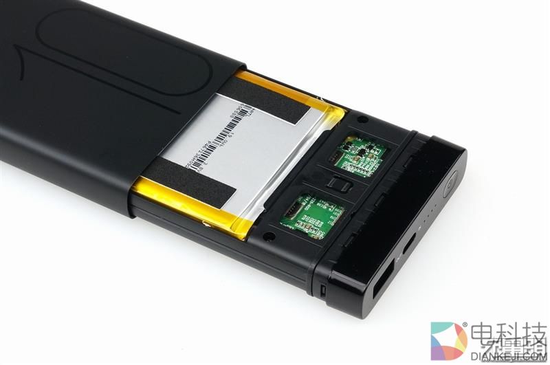 拆解华为用料做好的移动电源：赏心悦目