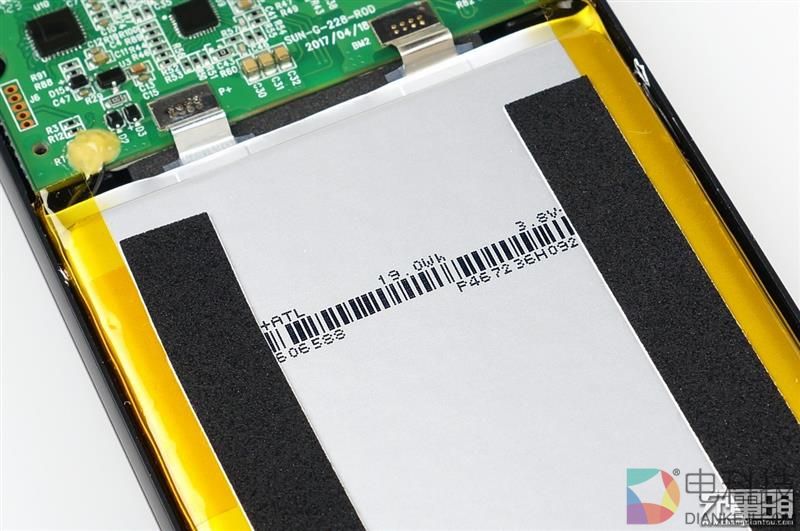 拆解华为用料做好的移动电源：赏心悦目