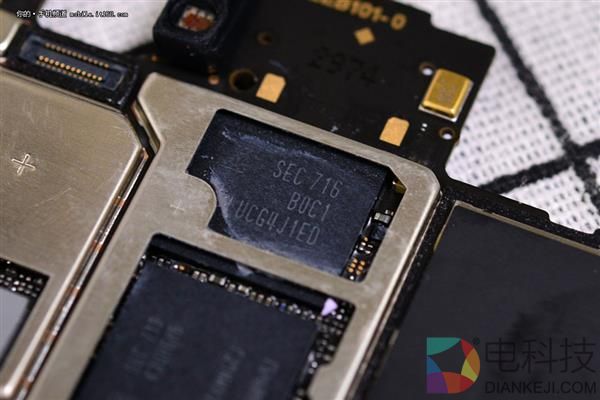 屏幕真的装反了?一加5真机拆解 寻找真相