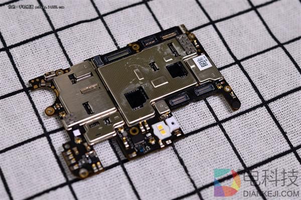 屏幕真的装反了?一加5真机拆解 寻找真相