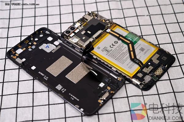 屏幕真的装反了?一加5真机拆解 寻找真相