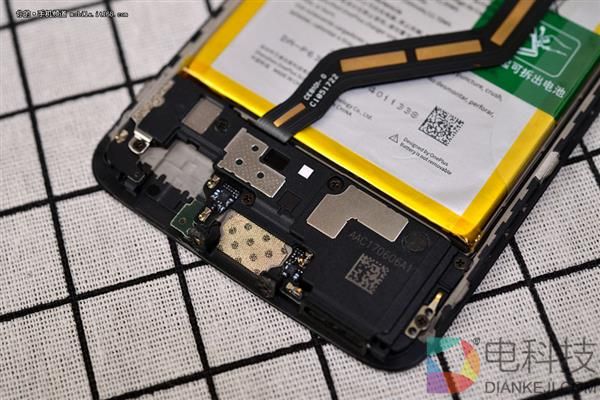 屏幕真的装反了?一加5真机拆解 寻找真相