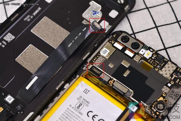 屏幕真的装反了?一加5真机拆解 寻找真相