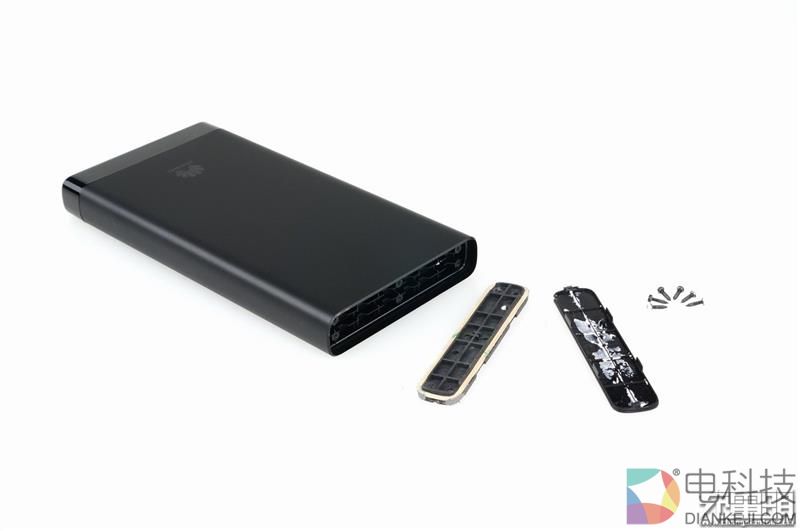 拆解华为用料做好的移动电源：赏心悦目