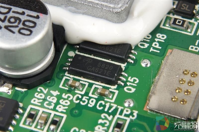 拆解华为用料做好的移动电源：赏心悦目