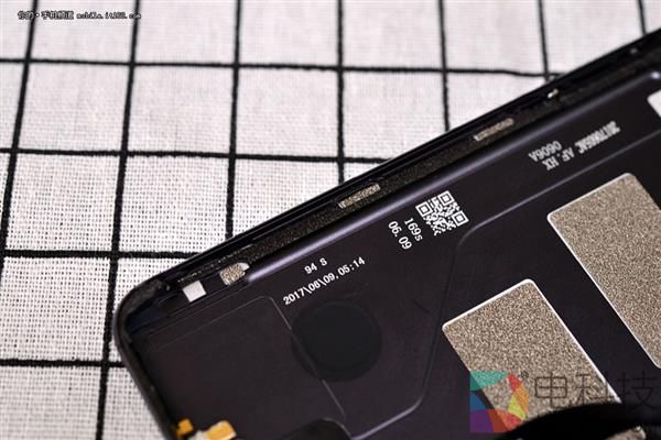 屏幕真的装反了?一加5真机拆解 寻找真相