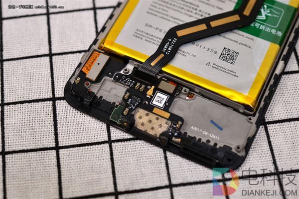 屏幕真的装反了?一加5真机拆解 寻找真相