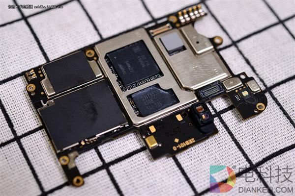 屏幕真的装反了?一加5真机拆解 寻找真相