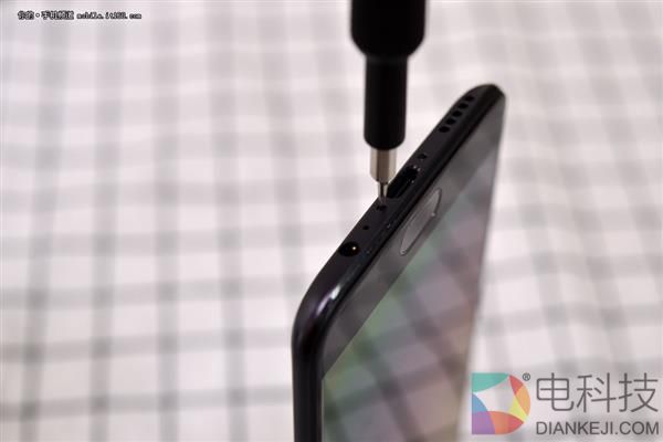 屏幕真的装反了?一加5真机拆解 寻找真相