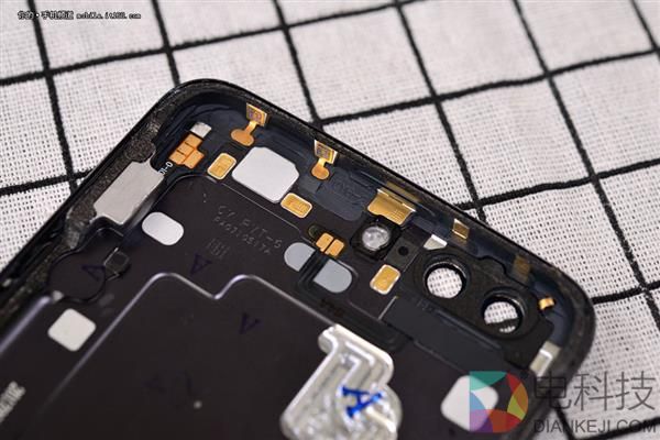 屏幕真的装反了?一加5真机拆解 寻找真相