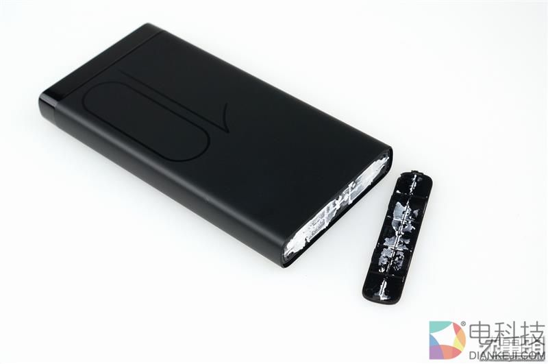 拆解华为用料做好的移动电源：赏心悦目