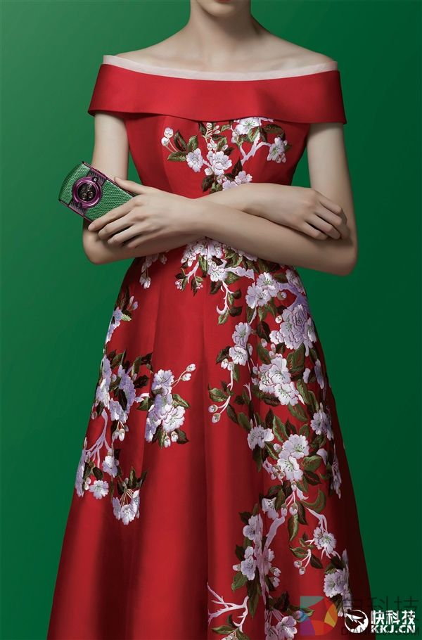 8848钛金手机定制版图赏:华丽洋模特助阵