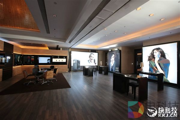 8848钛金手机定制版图赏:华丽洋模特助阵