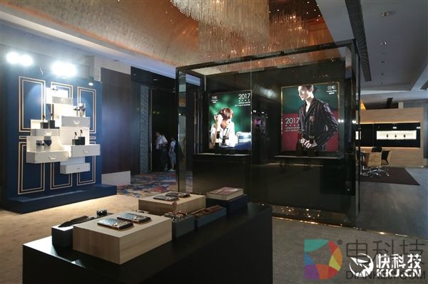 8848钛金手机定制版图赏:华丽洋模特助阵