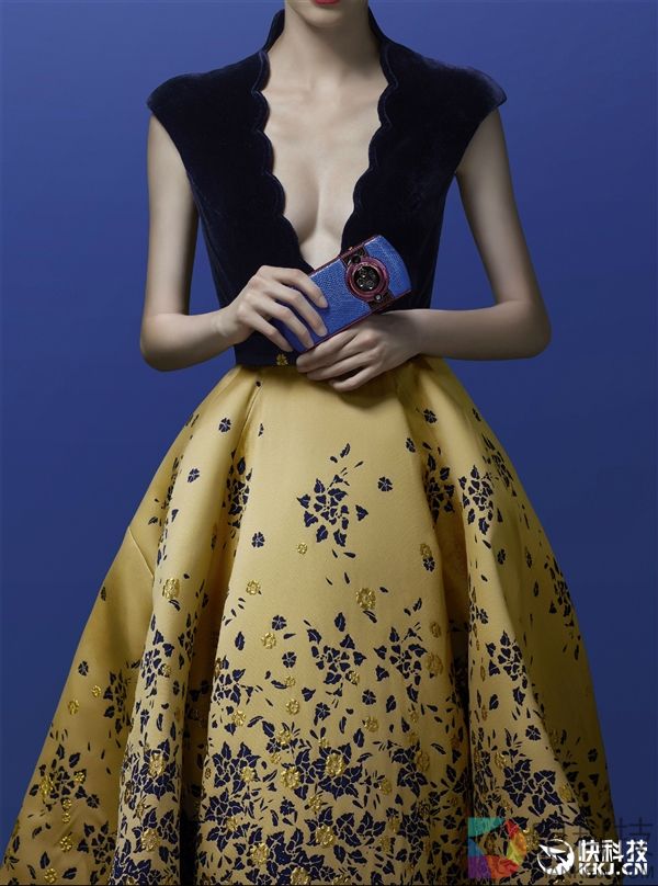 8848钛金手机定制版图赏:华丽洋模特助阵