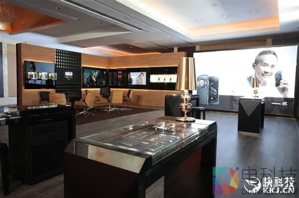 8848钛金手机定制版图赏:华丽洋模特助阵