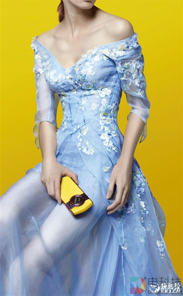 8848钛金手机定制版图赏:华丽洋模特助阵