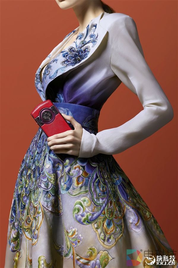 8848钛金手机M4私人订制版图赏：华丽洋模特助阵