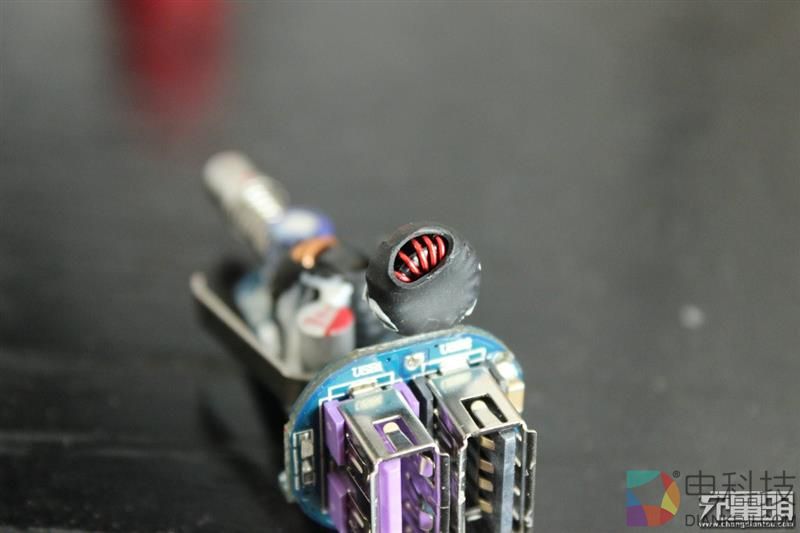 绿巨能小火箭七合一双口QC3.0车充拆解