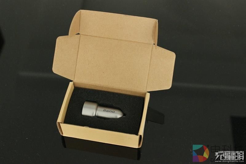 绿巨能小火箭七合一双口QC3.0车充拆解