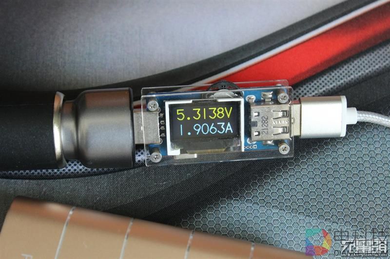 绿巨能小火箭七合一双口QC3.0车充拆解