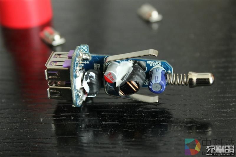 绿巨能小火箭七合一双口QC3.0车充拆解