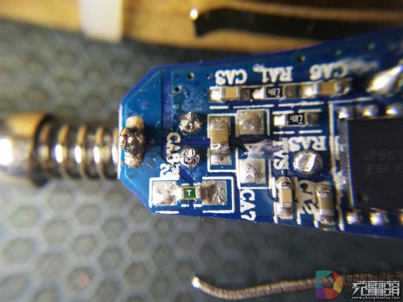 绿巨能小火箭七合一双口QC3.0车充拆解