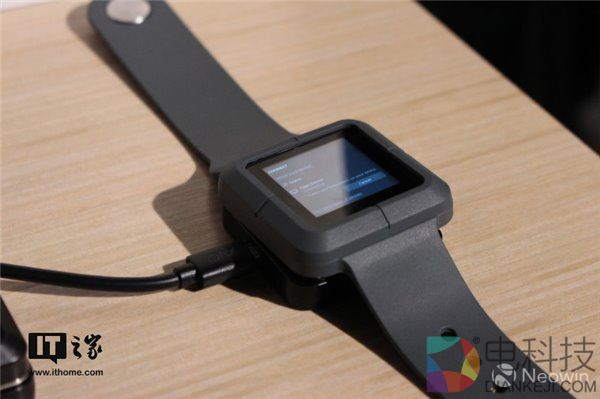 搭载“Metro UI”：TrekStor Win10 IoT Core智能手表上手图赏