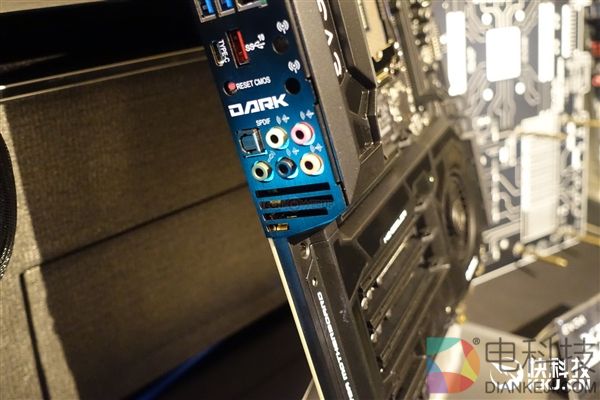 EVGA秀顶级X299 DRAK主板：悍然用上风扇