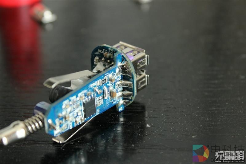 绿巨能小火箭七合一双口QC3.0车充拆解