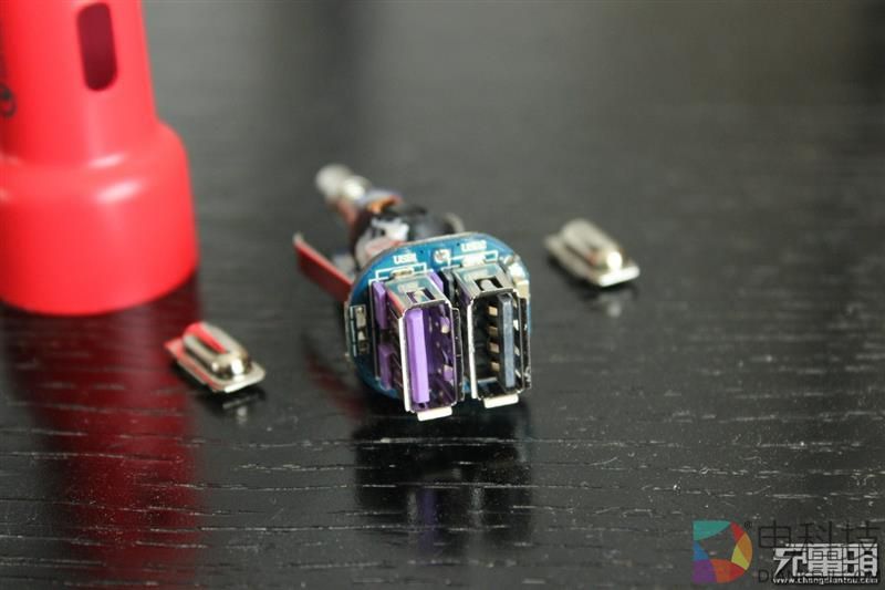 绿巨能小火箭七合一双口QC3.0车充拆解