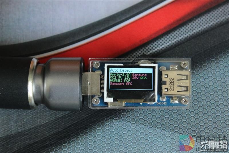 绿巨能小火箭七合一双口QC3.0车充拆解