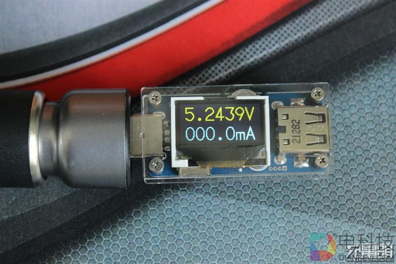 绿巨能小火箭七合一双口QC3.0车充拆解