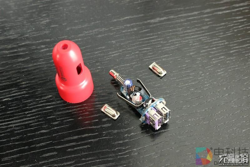 绿巨能小火箭七合一双口QC3.0车充拆解