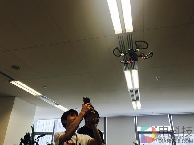 大疆晓Spark无人机上手：小得不可思议