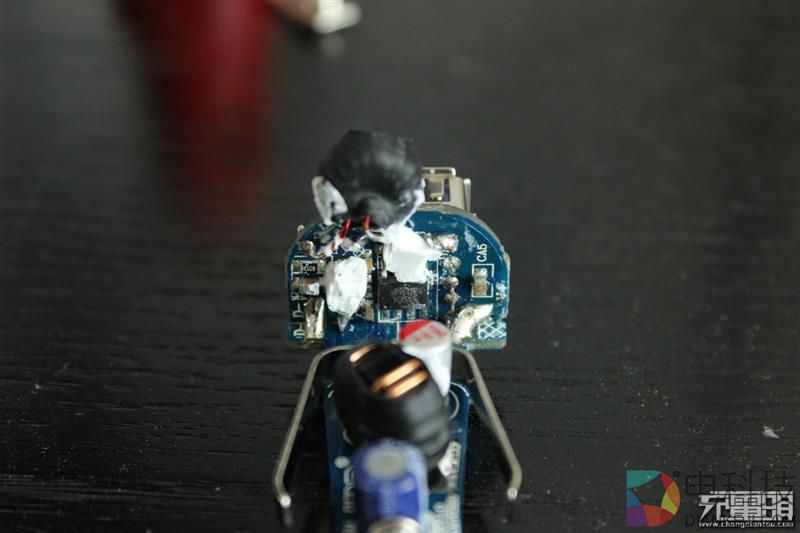 绿巨能小火箭七合一双口QC3.0车充拆解