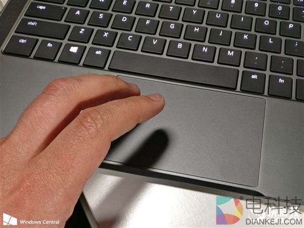 9500元!雷蛇发布2017款灵刃潜行:13寸4K屏、窄边