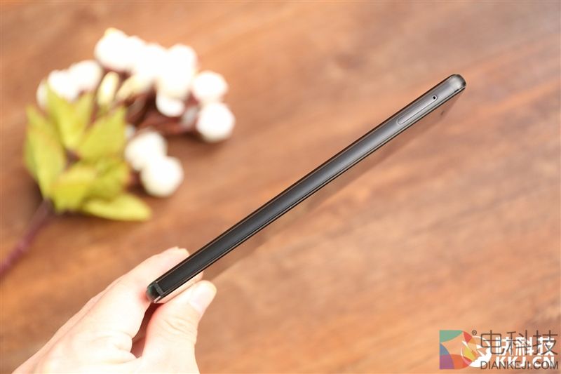 外媒眼中的国产最强机！nubia Z17体验评测：无边框+变焦双摄