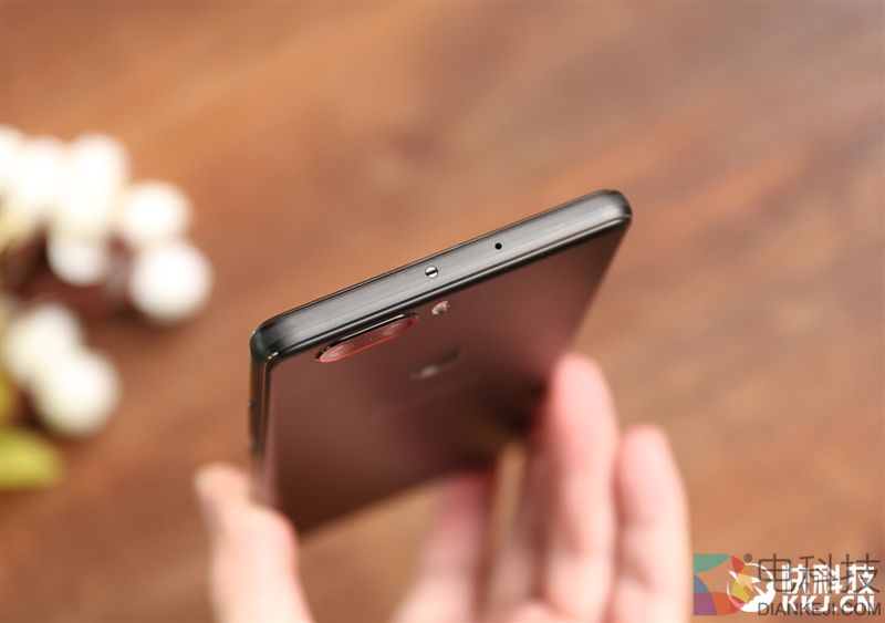 外媒眼中的国产最强机！nubia Z17体验评测：无边框+变焦双摄