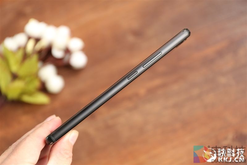 外媒眼中的国产最强机！nubia Z17体验评测：无边框+变焦双摄