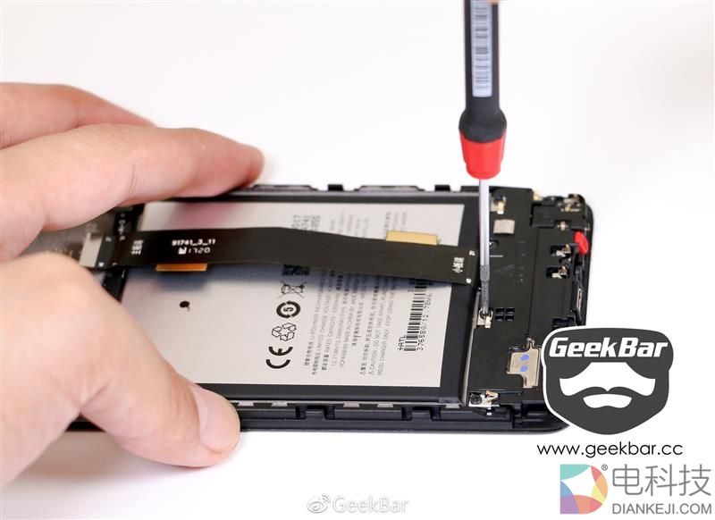 能不能变形？魅蓝E2变形金刚定制版拆解