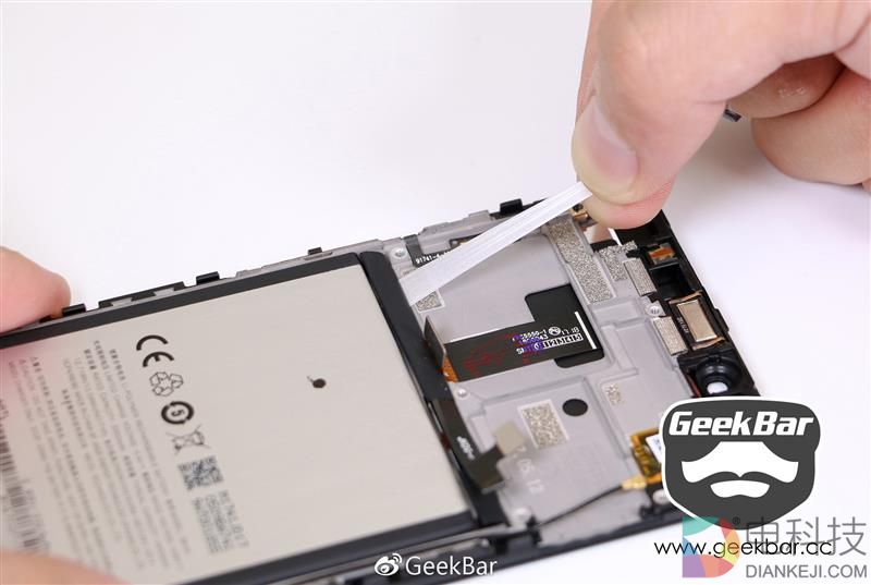 能不能变形？魅蓝E2变形金刚定制版拆解