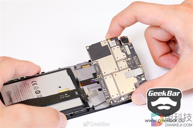 能不能变形？魅蓝E2变形金刚定制版拆解