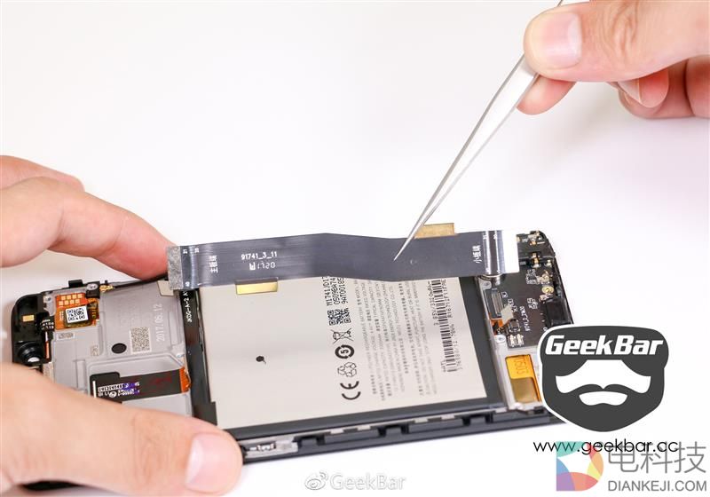 能不能变形？魅蓝E2变形金刚定制版拆解