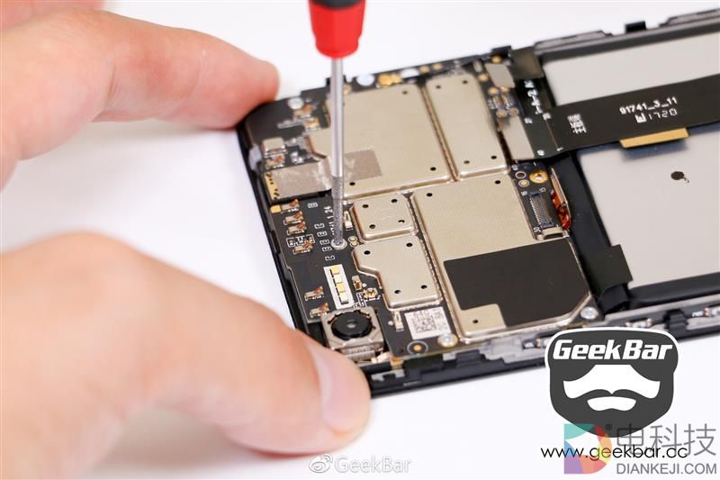 能不能变形？魅蓝E2变形金刚定制版拆解