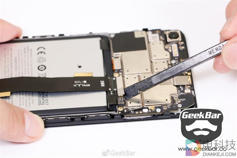 能不能变形？魅蓝E2变形金刚定制版拆解